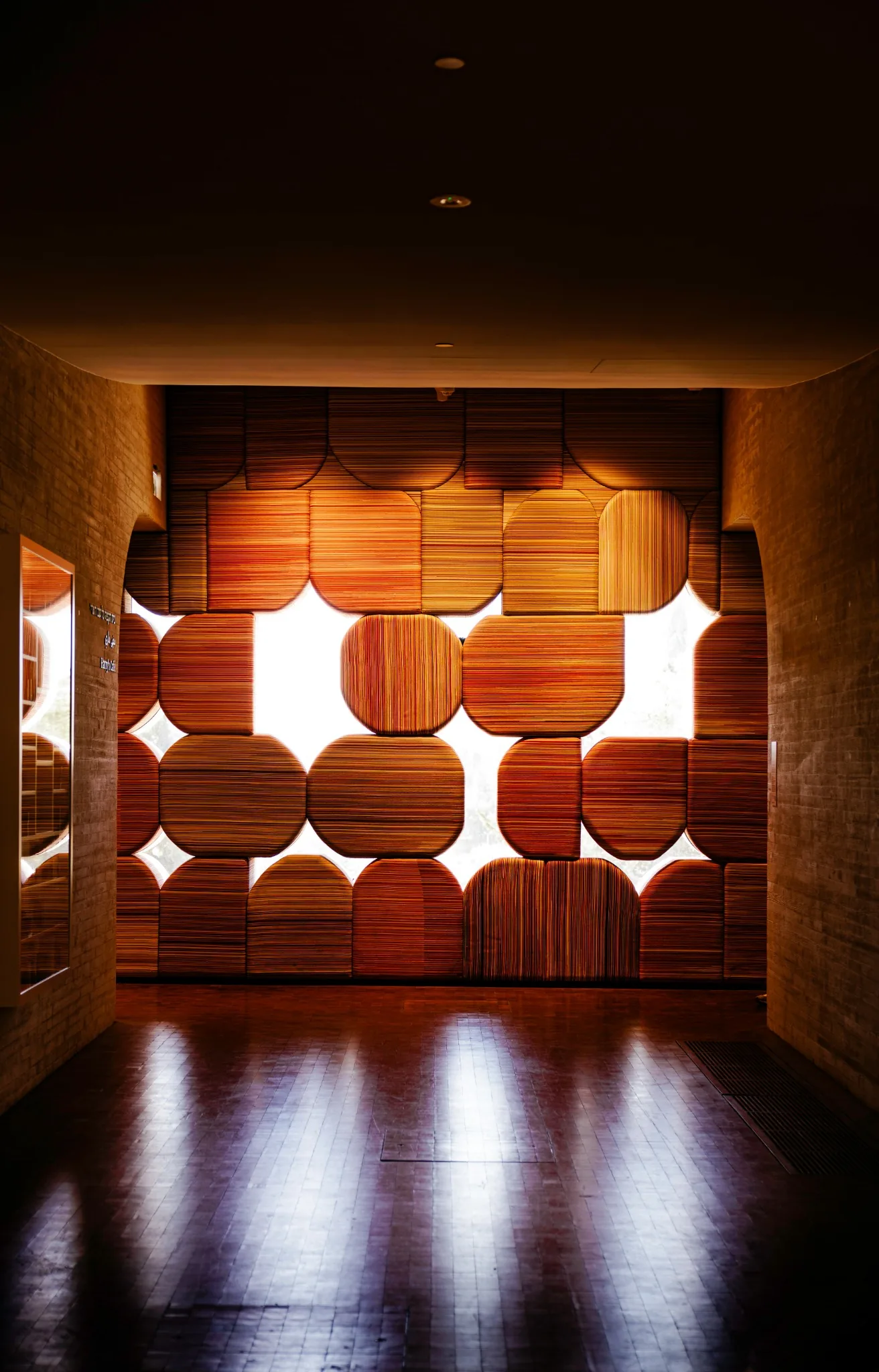 دیوار چوبی هندسی
